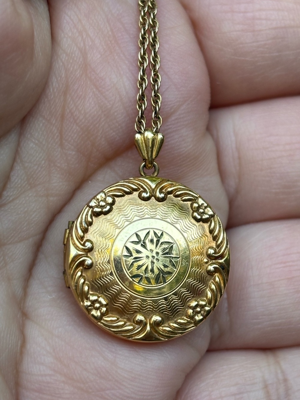 Vintage 14K Gold Filled Floral Photo Locket Necklace 18” Chain